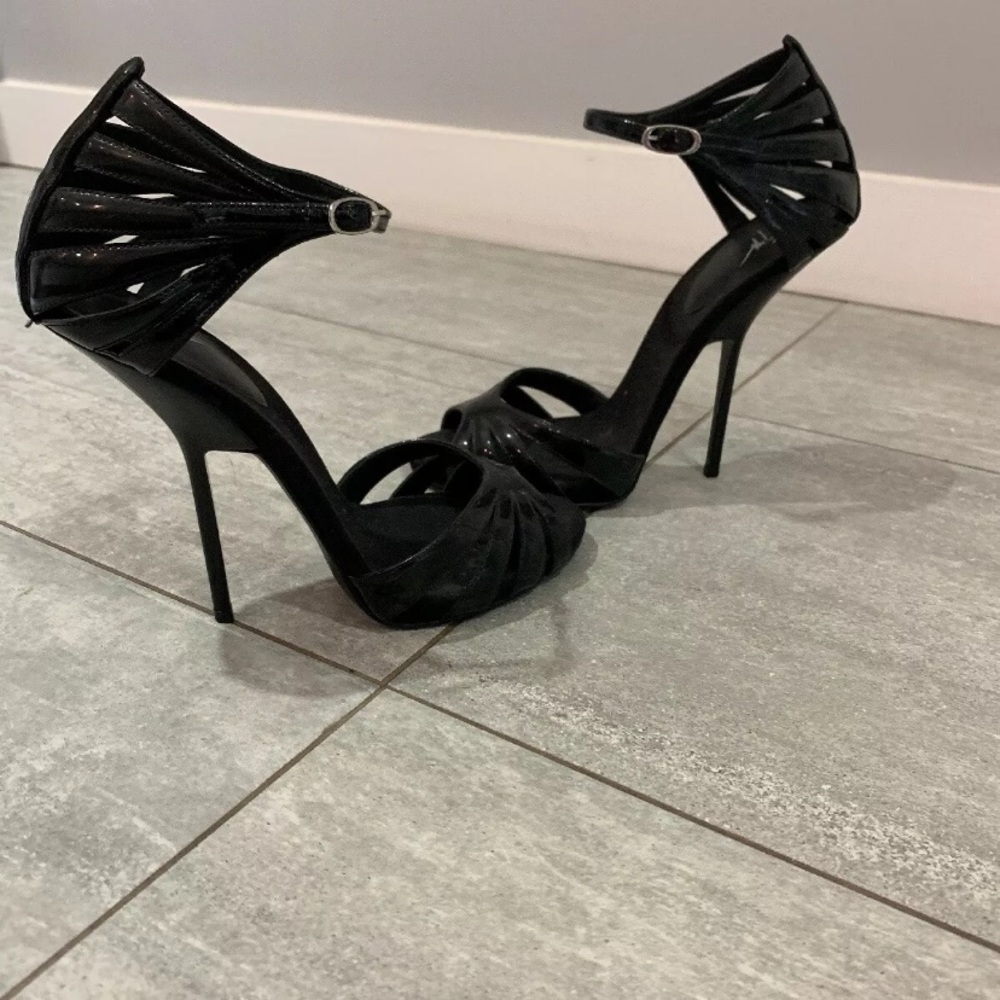 Guissepe Zanotti Patent Leather, Peep Toe Heels - Picture 4 of 4